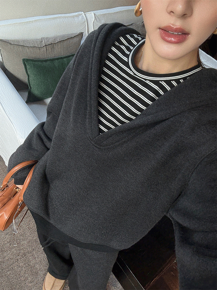 29.大V領羊毛混紡V領帽TEE